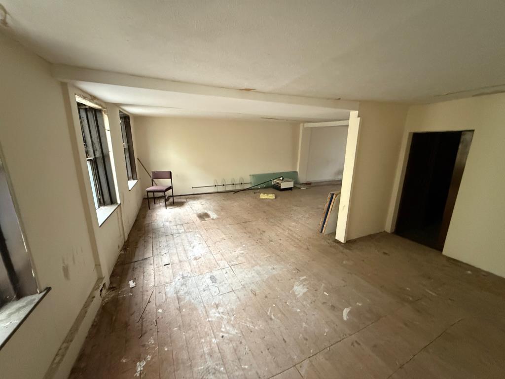 Lot: 78 - TOWN CENTRE COMMERCIAL INVESTMENT - First floor room from looking across the front